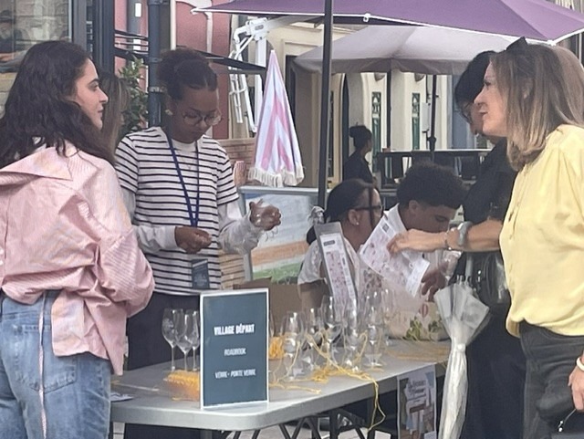 Les BTS Tourisme participent aux Flâneries Gourmandes à Mâcon