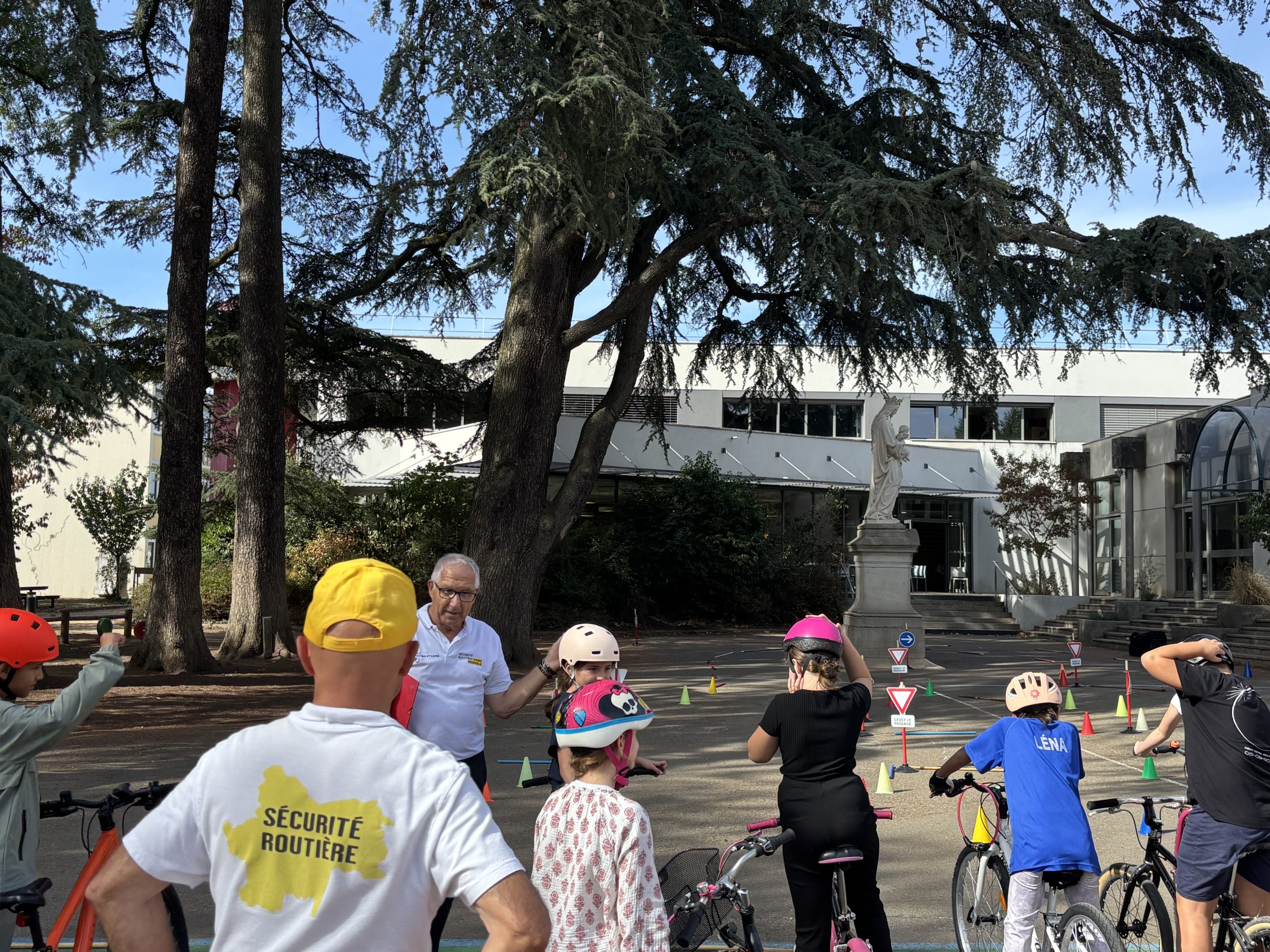 Apprentissage à la sécurité routière et sortie vélo pour les élèves de Cours Moyen